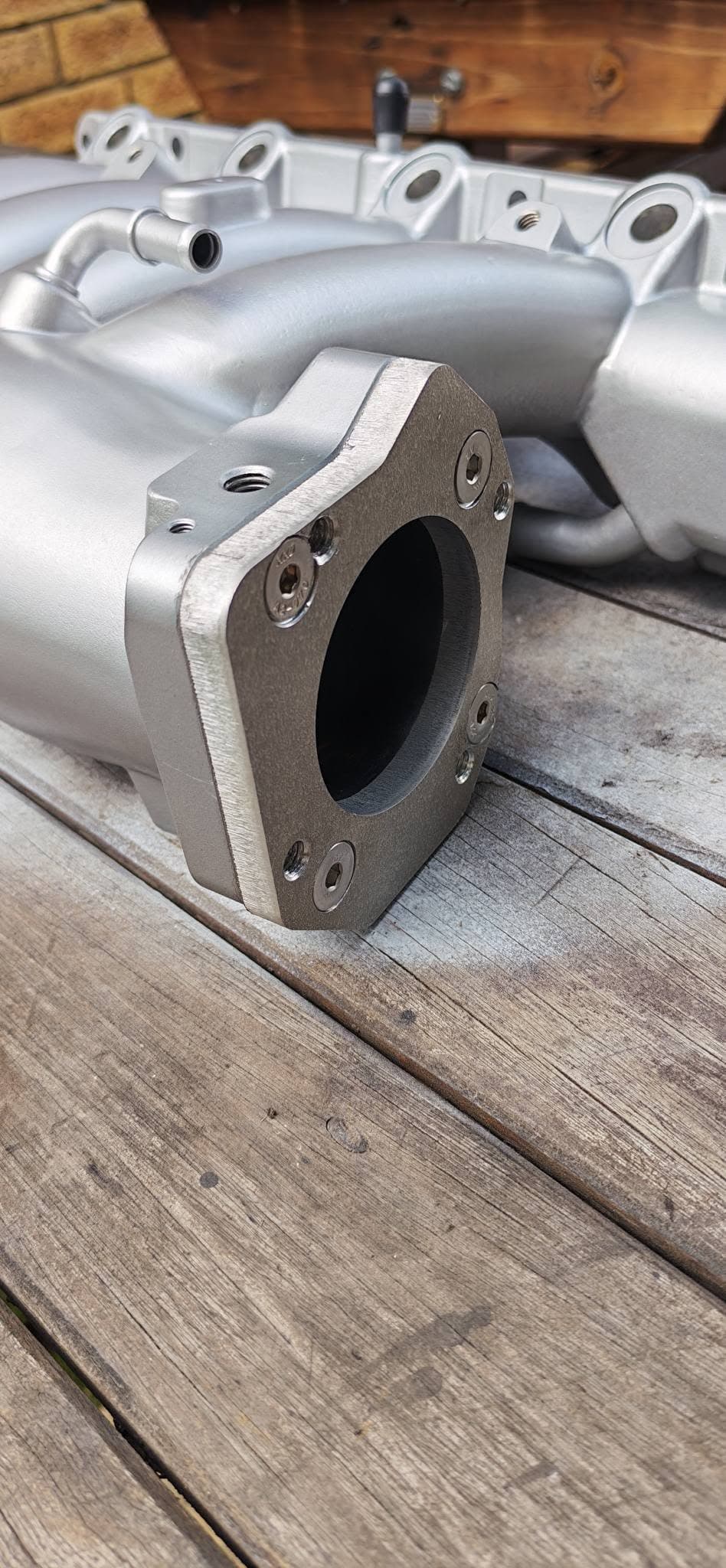 Custom throttle-body adaptor assembled on a Honda Skunk2 intake